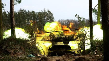Ukrainische Soldaten der 95. Brigade feuern inmitten des russischen Angriffs auf die Ukraine an der Frontlinie in der Region Lyman Artillerie ab.