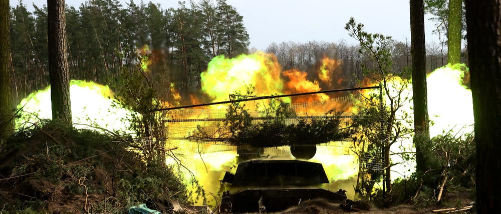 Ukrainische Soldaten der 95. Brigade feuern inmitten des russischen Angriffs auf die Ukraine an der Frontlinie in der Region Lyman Artillerie ab.