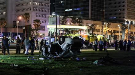 Israelische Polizisten und Gerichtsmediziner arbeiten am Tatort. Ein Autofahrer rammte mit seinem Wagen Passanten, bevor er sich überschlug 