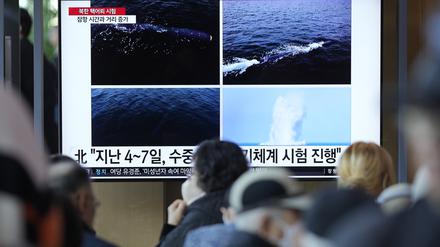 Ein Fernsehbildschirm zeigt eine aktuelle Kombination von Bildern, die von Pjöngjangs offizieller Koreanischer Zentraler Nachrichtenagentur während einer Nachrichtensendung im Seouler Bahnhof veröffentlicht wurden. 