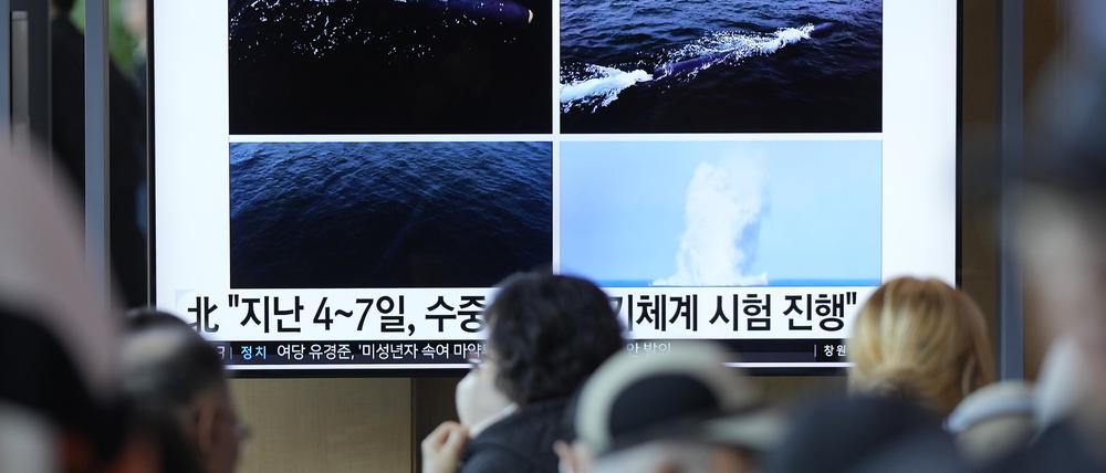 Ein Fernsehbildschirm zeigt eine aktuelle Kombination von Bildern, die von Pjöngjangs offizieller Koreanischer Zentraler Nachrichtenagentur während einer Nachrichtensendung im Seouler Bahnhof veröffentlicht wurden.