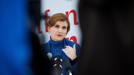 Katja Kipping (Linke) als Sozialsenatorin bei einer Pressekonferenz im Ukraine-Ankunftszentrum Tegel, Terminal C, im ehemaligen Flughafen Tegel.
