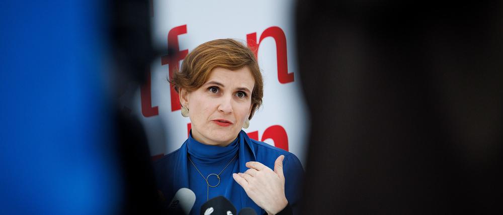 Katja Kipping (Linke) als Sozialsenatorin bei einer Pressekonferenz im Ukraine-Ankunftszentrum Tegel, Terminal C, im ehemaligen Flughafen Tegel.