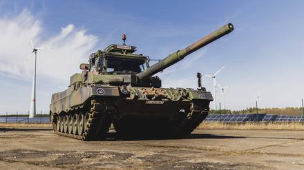 Ein Panzer Leopard 2 bei der Streitkräftebasis der Bundeswehr in Mahlwinkel.