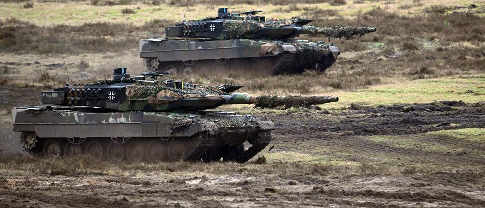 Die Ukraine hat Leopard 2A6 bekommen, wie sie hier auf dem Truppenübungsplatz Senne zu sehen sind. Die Bundeswehr bestellt sich nun den 2A8 als Ersatz.