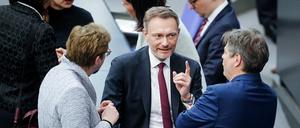 Klara Geywitz (vl, SPD), Bundesministerin für Bau und Wohnen, Christian Lindner (FDP), Bundesminister der Finanzen, und Robert Habeck (Bündnis 90/Die Grünen), ++