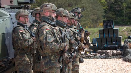 Soldaten des deutschen Heeres sind vor einem Schützenpanzer Puma angetreten. 