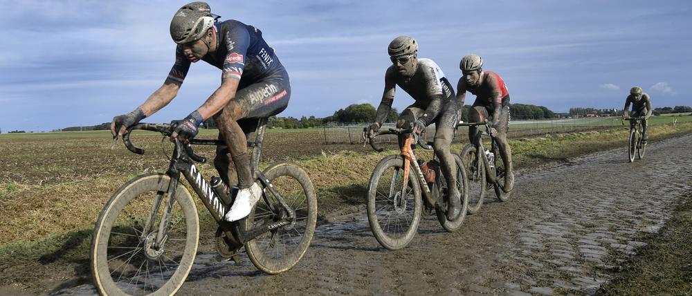 Ein Rennen wie aus einer anderen Zeit. Der Niederländer Mathieu van der Poel (vorn) gilt als heißer Anwärter auf den Sieger-Pflasterstein.