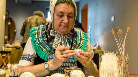 Brandenburg, Lübbenau: Petra Nakoinz aus Schleife verziert Eier in Bossiertechnik. Hierzu wird farbiges Wachs auf die Eier aufgetragen. Im Spreewald-Museum in Lübbenau fand zum 22. Mal eine Ostereiermesse statt, in diesem Jahr mit 40 Ausstellern aus Brandenburg, Berlin und Sachsen.
