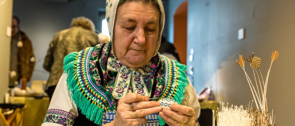 Brandenburg, Lübbenau: Petra Nakoinz aus Schleife verziert Eier in Bossiertechnik. Hierzu wird farbiges Wachs auf die Eier aufgetragen. Im Spreewald-Museum in Lübbenau fand zum 22. Mal eine Ostereiermesse statt, in diesem Jahr mit 40 Ausstellern aus Brandenburg, Berlin und Sachsen.