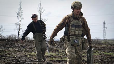 Ukrainische Soldaten tragen Munition an der Frontlinie in der Nähe von Bachmut. 