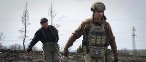 Ukrainische Soldaten tragen Munition an der Frontlinie in der Nähe von Bachmut.