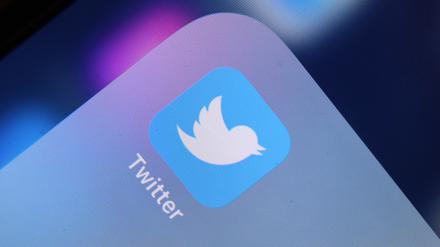 Das Logo der Nachrichten-Plattform Twitter ist auf dem Display zu sehen. 