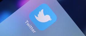 Das Logo der Nachrichten-Plattform Twitter ist auf dem Display zu sehen.