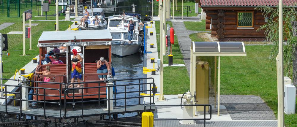 Mehrere Boote sind in der Schleuse Wendisch Rietz auf ihrem Weg vom Großen Storkower See in Richtung Scharmützelsee.