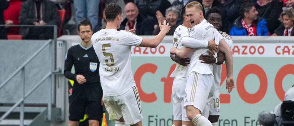 Matthijs de Ligt (r.) lässt sich für seinen Sonntagsschuss zum 1:0 feiern.
