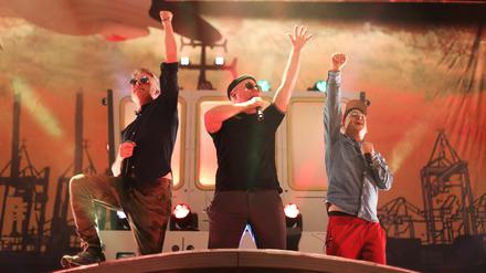 05.04.2023, Mecklenburg-Vorpommern, Rostock: Die Band "Fettes Brot" gibt zum Auftakt ihrer Abschiedstour "Fettes Brot ...is history!" ein Konzert in der Rostocker Stadthalle. Foto: Danny Gohlke/dpa +++ dpa-Bildfunk +++