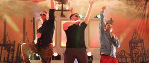 05.04.2023, Mecklenburg-Vorpommern, Rostock: Die Band "Fettes Brot" gibt zum Auftakt ihrer Abschiedstour "Fettes Brot ...is history!" ein Konzert in der Rostocker Stadthalle. Foto: Danny Gohlke/dpa +++ dpa-Bildfunk +++