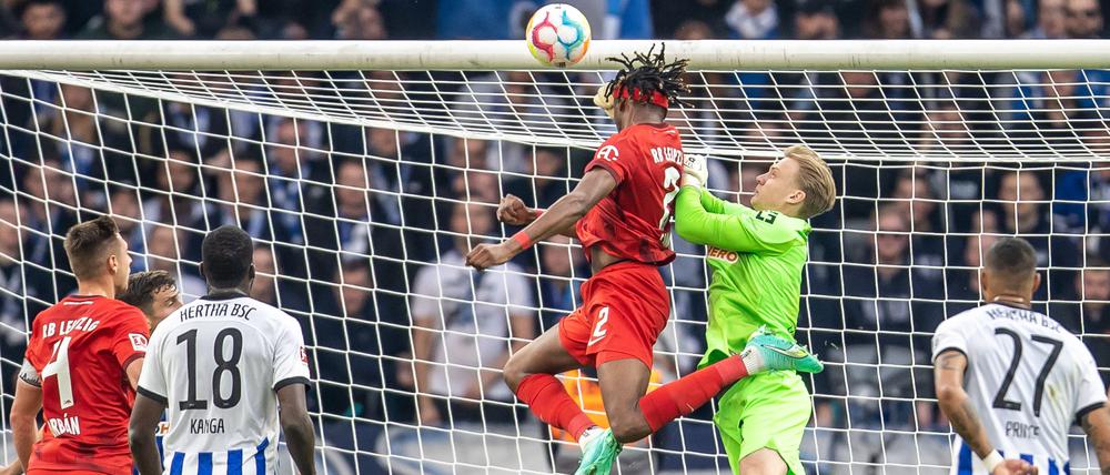Gleich ist er drin. Mohamed Simakan (Mitte) ist vor Hertha-Torwart Oliver Christensen am Ball (in grün).