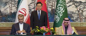 Qin Gang (M), Außenminister von China, steht neben Hussein Amirabdollahian (l), Außenminister des Iran, und Faisal bin Farhan, Außenminister von Saudi-Arabien, während der Unterzeichnung einer gemeinsamen Erklärung zwischen Saudi-Arabien und dem Iran (Archivbild). 