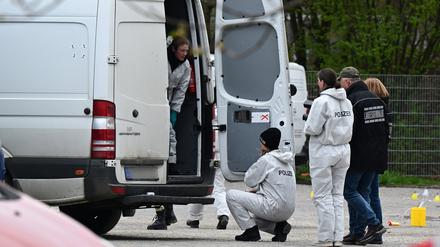   Mitarbeiter der Spurensicherung der Polizei untersuchen einen Tatort an dem mehrere Schüsse gefallen sind. 