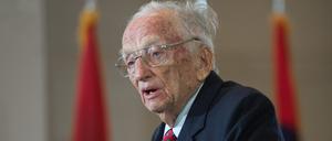 Benjamin Ferencz – hier 2018 – wurde 1920 im damals ungarischen Siebenbürgen als Sohn orthodoxer Juden geboren und wanderte als Kind mit seinen Eltern in die USA aus.