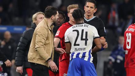Redebedarf. Trainer Sandro Schwarz (links) versucht nach mit Schiedsrichter Deniz Aytekin ins Gespräch zu kommen. 