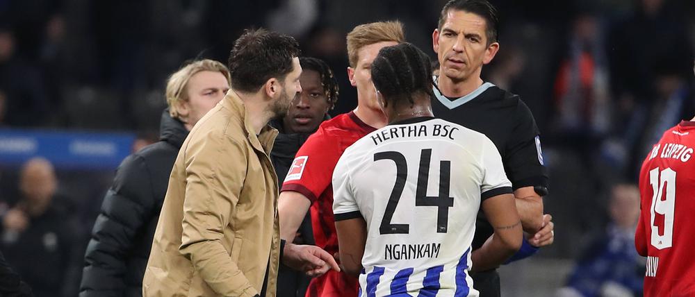 Redebedarf. Trainer Sandro Schwarz (links) versucht nach mit Schiedsrichter Deniz Aytekin ins Gespräch zu kommen.