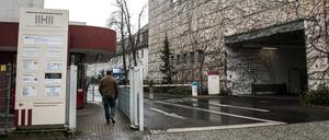 ARCHIV - 28.03.2018, Berlin: Ein Mann geht auf das Gelände des Jüdischen Krankenhauses in Wedding. Dort befindet sich eine der Notdienstpraxen der Kassenärztlichen Vereinigung (KV). Statt stundenlang auf die Behandlung in einer Rettungsstelle zu warten, kann der Besuch einer Notdienstpraxis eine Alternative sein. Die Kassenärztliche Vereinigung Berlin betreibt inzwischen elf solcher Praxen an Krankenhäusern. Sie öffnen, wenn andere Arztpraxen geschlossen sind. (Zu dpa: «Notdienstpraxen entlasten Rettungsstellen zunehmend») Foto: Paul Zinken/dpa +++ dpa-Bildfunk +++