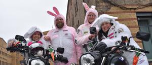 PRODUKTION - 09.04.2023, Berlin: Silvia Haas (l-r), John Wötzel, Marco Sternsdorf und Stefanie Gleditzsch, Mitglieder des Berliner Motorradvereins Streetbunnycrew, stehen mit ihren Motorrädern auf einem Parkplatz. Der Verein, dessen Mitglieder oft in einem Hasenoutfit unterwegs sind, sammelt Spenden. (zu dpa-Korr: «Donaldisten und Biker als Hasen - diese Vereine gibt es tatsächlich») Foto: Christian Thiele/dpa +++ dpa-Bildfunk +++