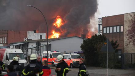 In Hamburg kommt es durch einen Großübrand zu einer starken Rauchentwicklung.
