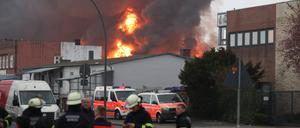 In Hamburg kommt es durch einen Großübrand zu einer starken Rauchentwicklung.