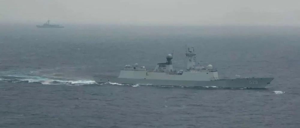 Ein Schiff der Marinestreitkräfte unter dem Ostkommando der chinesischen Volksbefreiungsarmee (PLA) nimmt an einer Gefechtsbereitschaftspatrouille und an „Joint Sword“-Übungen um Taiwan teil.