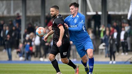 Harter Kampf. Enes Küc (FC Viktoria 89 Berlin), Maximilian Stahl (TuS Makkabi Berlin) im Zweikampf.