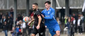 Harter Kampf. Enes Küc (FC Viktoria 89 Berlin), Maximilian Stahl (TuS Makkabi Berlin) im Zweikampf.