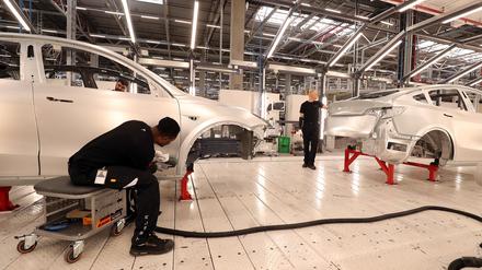 Das Fließband im Tesla-Werk 