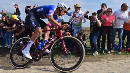 dpatopbilder - 09.04.2023, Frankreich, Roubaix: Radsport: UCI WorldTour - Paris-Roubaix, (256,60 km), Männer: Mathieu van der Poel aus den Niederlanden vom Team Alpecin-Deceuninck in Aktion. Foto: Dirk Waem/Belga/dpa +++ dpa-Bildfunk +++