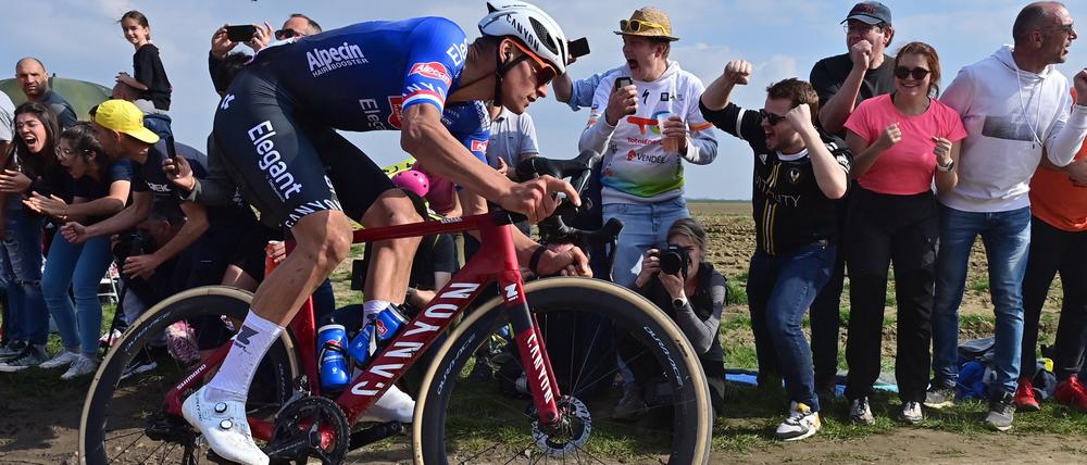 dpatopbilder - 09.04.2023, Frankreich, Roubaix: Radsport: UCI WorldTour - Paris-Roubaix, (256,60 km), Männer: Mathieu van der Poel aus den Niederlanden vom Team Alpecin-Deceuninck in Aktion. Foto: Dirk Waem/Belga/dpa +++ dpa-Bildfunk +++