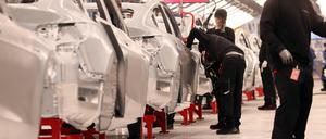 Mehrarbeit statt Kurzarbeit: In der Tesla-Fabrik wird die Produktion hochgefahren. 