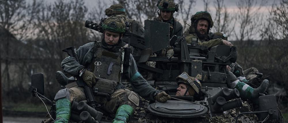 Ukraine, Bachmut: Ukrainische Soldaten fahren auf einem Mannschaftstransportwagen (APC) an der Frontlinie.