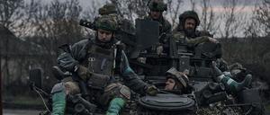Ukraine, Bachmut: Ukrainische Soldaten fahren auf einem Mannschaftstransportwagen (APC) an der Frontlinie.