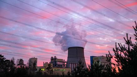 Das Kernkraftwerk Emsland. Nach der Abschaltung des Atomkraftwerks Emsland im niedersächsischen Lingen am 15. April rechnet Betreiber RWE mit einer 14 Jahre dauernden ersten Rückbauphase einschließlich Nachbetrieb.