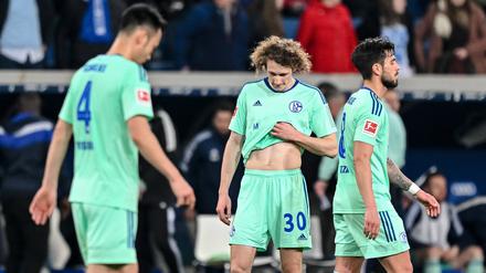 Alex Kral (Bildmitte) unterlief gegen Hoffenheim ein Eigentor zum 0:1. Auch sonst erlebten die Schalker einen gebrauchten Ostersonntag in Sinsheim.