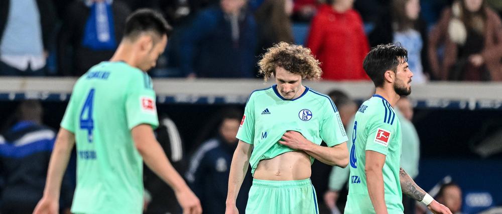 Alex Kral (Bildmitte) unterlief gegen Hoffenheim ein Eigentor zum 0:1. Auch sonst erlebten die Schalker einen gebrauchten Ostersonntag in Sinsheim.