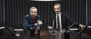 Olli Schulz und Jan Böhmermann sind gemeinsam die Hosts des Erfolgs-Podcasts „Fest & Flauschig“.