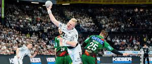 Ab durch die Mitte. Kiels Patrick Wiencek erzielt hier einen seiner drei Treffer gegen Magdeburg.