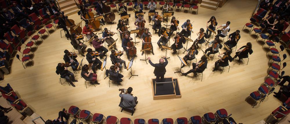 Archivbild: Daniel Barenboim dirigiert im Pierre-Boulez-Saal der Barenboim-Said-Akademie in Berlin das West-Eastern Divan Orchestra.