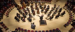 Archivbild: Daniel Barenboim dirigiert im Pierre-Boulez-Saal der Barenboim-Said-Akademie in Berlin das West-Eastern Divan Orchestra.