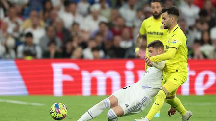 Schon auf dem Platz kamen sich Federico Valverde (l.) und Alex Baena nahe.
