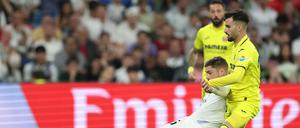Schon auf dem Platz kamen sich Federico Valverde (l.) und Alex Baena nahe.